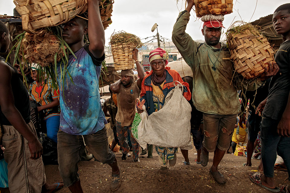 Christine Banlog on her way to Nyalla market. Photo: UN Women/Ryan Brown