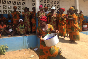 Women from across Gharpolu County, Liberia bring pots filled with the dried food and spices they produced through the project to show the visiting delegation. Photo: UN Women/James Mulbah