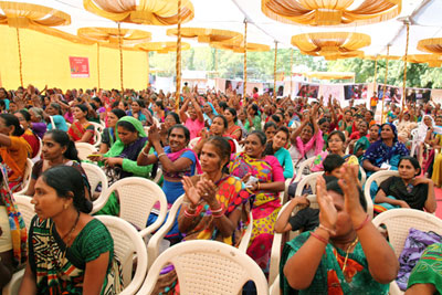 The audience greets UN Women Executive Director Phumzile Mlambo-Ngcuka at an “information fair” held in the Town Hall of Shihore, a village block in the western state of Gujarat. (Photo: UN Women/Gaganjit Singh.)