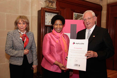 UN Women Executive Director Phumzile Mlambo-Ngcuka (centre) meets with Minister Olga Sánchez Cordero (left) and Minister President of the Supreme Court Juan N. Silva Meza (right) on 4 December 2014. Foto: ONU Mujeres/Gustavo Benítez