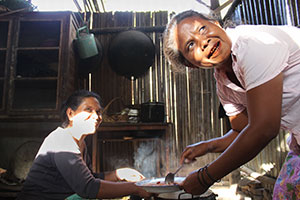 Adriana Araujo Lopes (right), self-help group leader, preparing a bean stew with fresh beans from her group’s now 12 hectares of land.