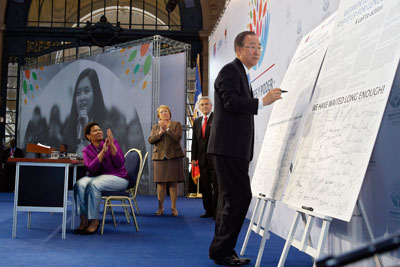 UN Secretary-General Ban Ki-moon signs the Call to Action, “Women Leaders: Time to Step It Up for Gender Equality,” during the closing ceremony of the high-level event on “Women in power and decision-making: Building a different world,” held in Santiago, Chile, on 27–28 February 2015. (Photo: UN Women/Carolina Sainz.)