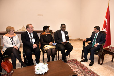 UN Women Executive Director with Turkish Prime Minister Ahmet Davutoglu and others. Photo: UN Women/Ventura Formicone