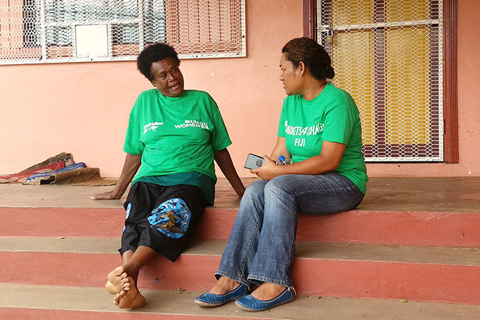 Asenaca talks to UN Women Markets for Change staff member Vilisi Veibetaki. Photo: UN Women/Anna Parini