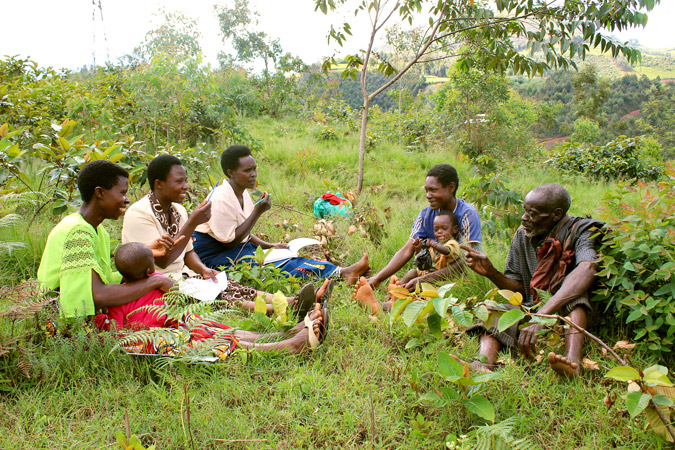Jocelyne Ndayirorere (third from left) and other women mediators and community members work together to resolve conflict. Photo: UN Women/Bruno Gumyubumwe