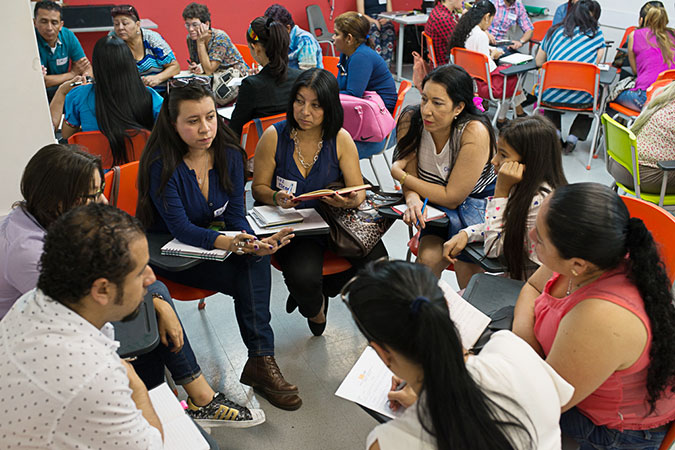 Leaders and journalists discuss the role of women in media during the peace process of Colombia. Photo: David Fayad