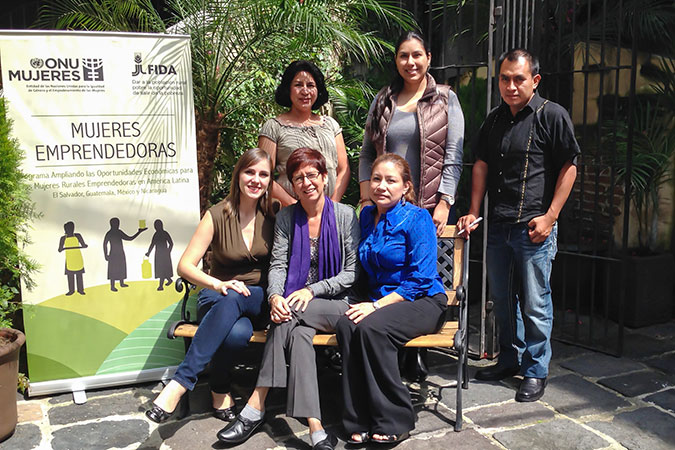 María José Schaeffer (standing, centre) with the “Broadening Economic Opportunities for Rural Women Entrepreneurs in Latin America” team: Carolina Salazar, Rodrigo Pérez, Michelle De León, Maurens Figueroa and Ninoska Hurtado (2014). Photo: UN Women.
