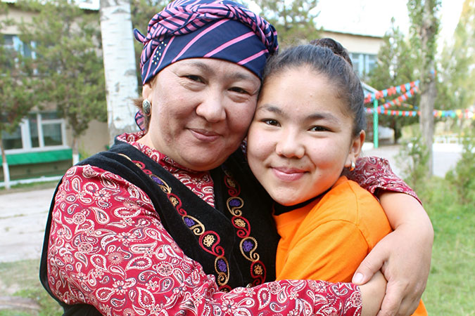 Aigul Alybaeva y su hija Aiturgan Djoldoshbekova. Foto: ONU Mujeres/Theresia Thylin.