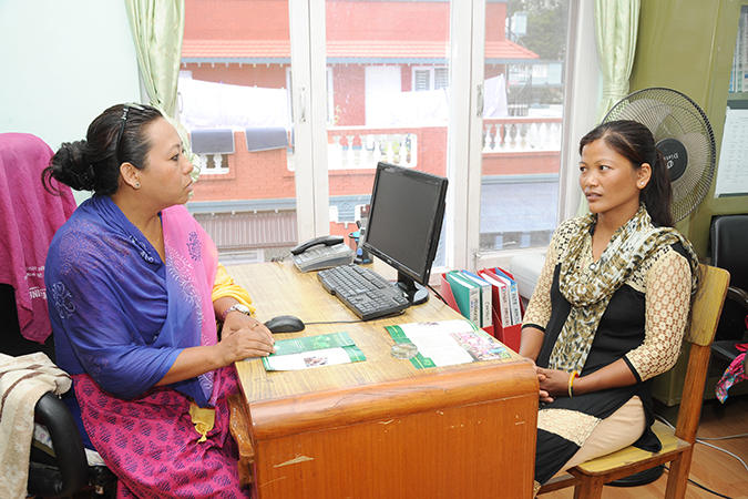 Dawa Dolma Tamang (derecha) visita la oficina Pourakhi regularmente para aprender sobre las próximas oportunidades de formación. Foto: ONU Mujeres/Pradeep Shakya.