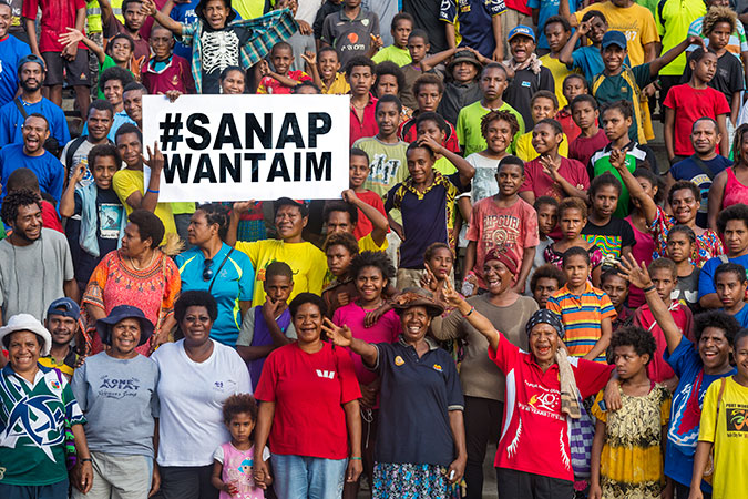In Port Moresby, Papua New Guinea, women and men celebrate the SANAP WANTAIM campaign. Photo: UN Women/Marc Dozier