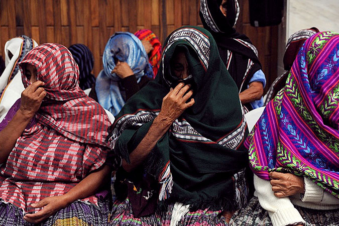 “Las Abuelas de Sepur Zarco” esperan un veredicto durante el juicio de ex oficiales militares por crímenes de lesa humanidad por delitos de violación, asesinato y esclavitud en el Tribunal de Mayor Riesgo de Guatemala. Las demandantes mantuvieron sus caras cubiertas a lo largo del juicio, pero se quitaron los chales después del veredicto. Foto: Mujeres Transformando el Mundo/Rocizela Pérez.
