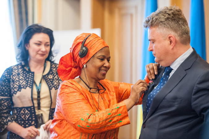 The Executive Director presents Sergiy Kyslytsya, Deputy Minister of Foreign Affairs of Ukraine with a HeForShe pin, signifying his pledged support for gender equality. Photo: UN Women/Volodymyr Shuvayev