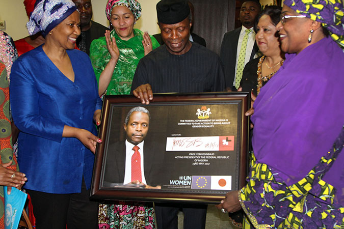 Nigerian Minister of Women’s Affairs Aisha Jumai Alhassan presents a “HeForShe” gift to the Acting President of the Republic of Nigeria Yemi Osinbajo. Photo: UN Women