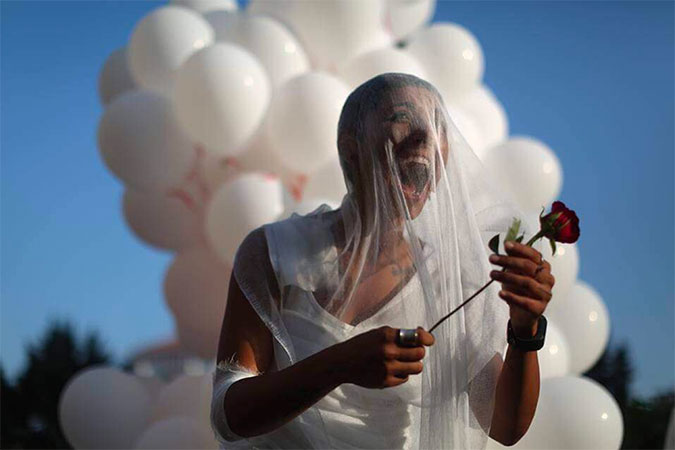 Una activista de la sociedad civil afuera del edificio del Parlamento en Beirut celebra la abolición del artículo 522 del Código Penal libanés, el 17 de agosto de 2017. Foto: ABAAD.