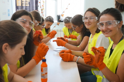 Las niñas que participaron en el campamento de verano GirslGoIT aprendieron acerca de distintas disciplinas dentro del ámbito de la ciencia, la tecnología, la ingeniería y las matemáticas. Foto: GirsGoIT.  &nbsp;