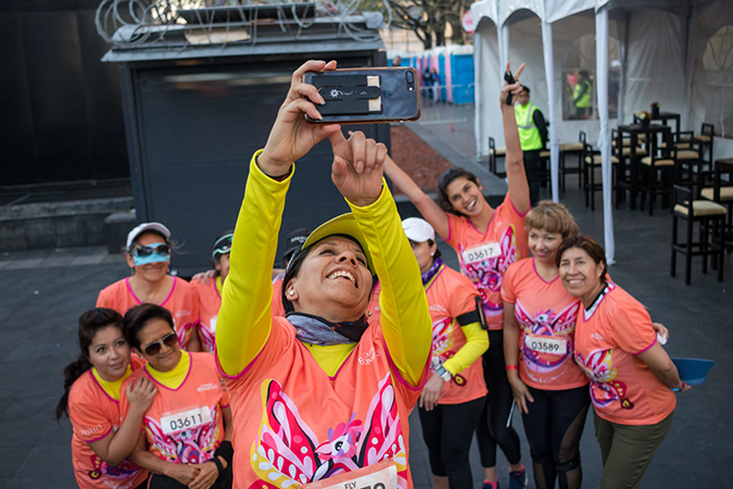 Guadalupe Aurora San Román Canseco takes a photo with fellow runners. Photo: UN Women