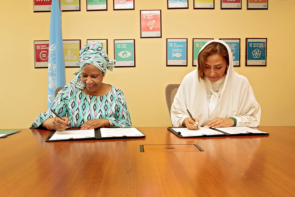 Alwaleed Philanthropies’ Secretary General, Her Royal Highness Princess Lamia bint Majed Al Saud signs on to UN Women's Making Every Woman and Girl Count initiative with UN Women Executive Director Phumzile Mlambo-Ngcuka. Photo: UN Women/Ryan Brown