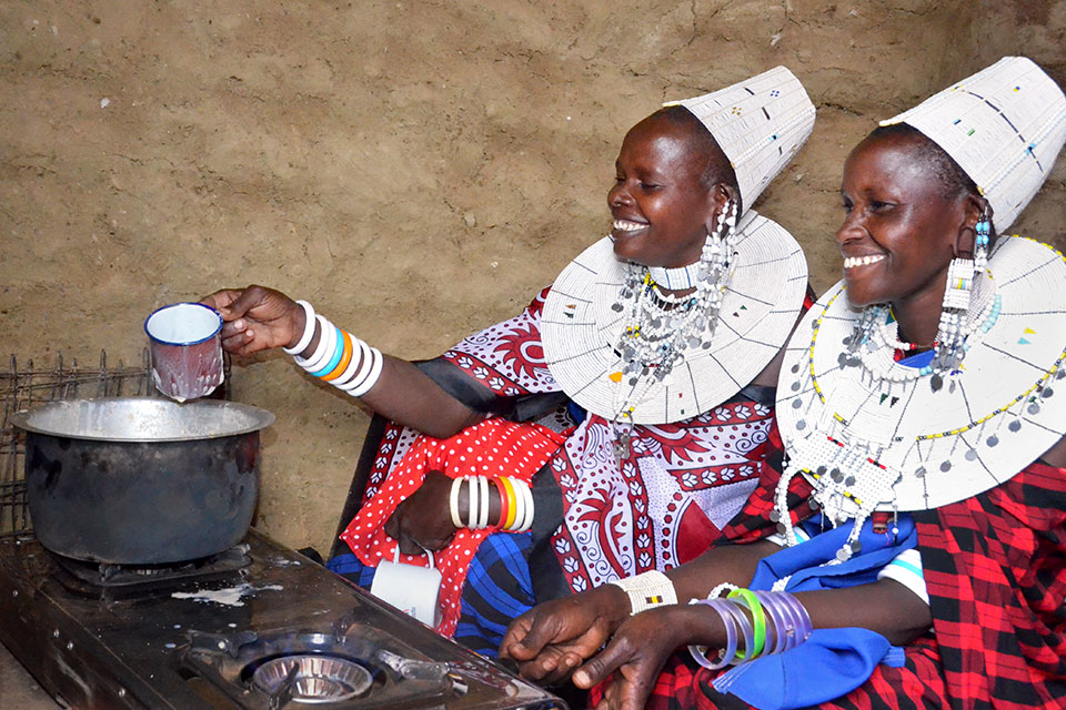 Nooretet Lenchoe (right) with one of the participants from a nearby village who came to learn about biogas. Photo: UN Women/ Tsitsi Matope
