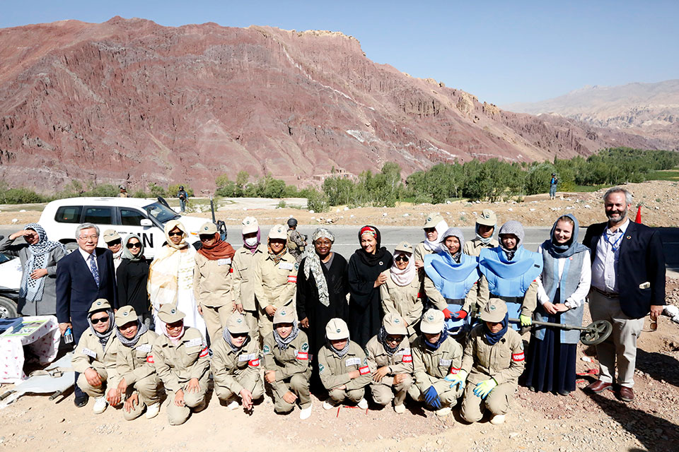 During the UN High-level visit to Afghanistan from the 20-21 July, UN Women Executive Director  Phumzile Mlambo-Ngcuka, UN Deputy Secretary-General Amina Mohammed,  UN Political and Peacebuilding Affairs chief, Rosemary DiCarlo, and Executive Director of the UN Population Fund , Natalie&nbsp;Kanem,  met with deminers in Bamyan. Photo UNAMA / Fardin Waezi </div>