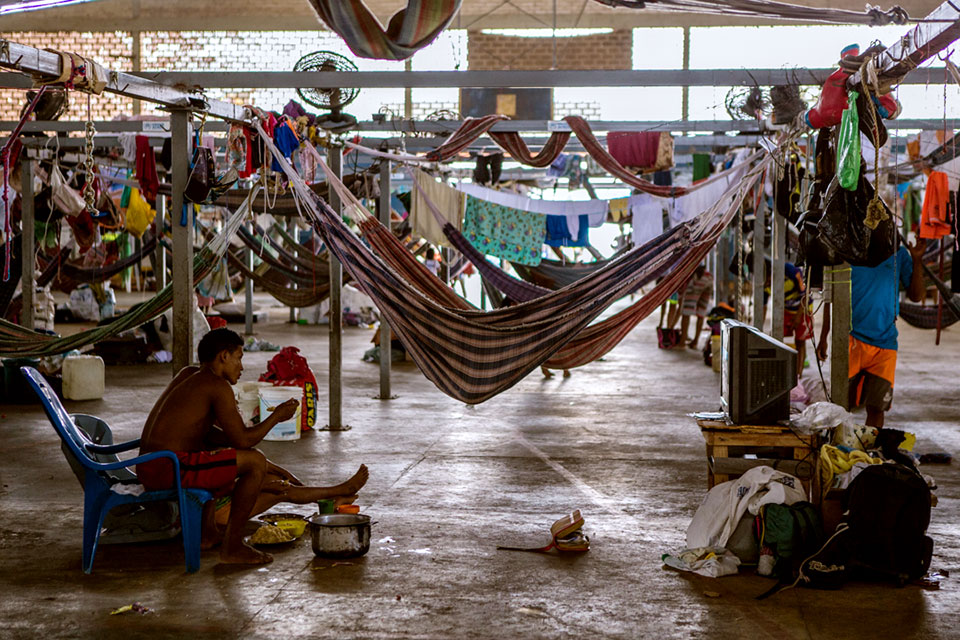 At Pintolândia, a shelter exclusive to indigenous people coming from Venezuela to Boa Vista (Roraima, Brazil), UN Women supported women from Warao and E'ñepá ethnicities to have their own income by making and selling handicraft. Photo: UN Women/Felipe Abreu