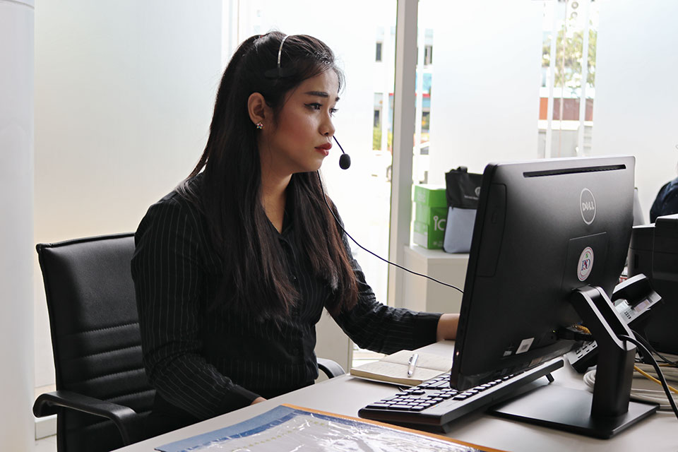 Naiyapak Chaipan works for the 1300 Hotline, managed by the Thai government’s Social Assistance Centre that assists women seeking to leave abusive and violent situations.  Photo: UN Women/Younghwa Choi