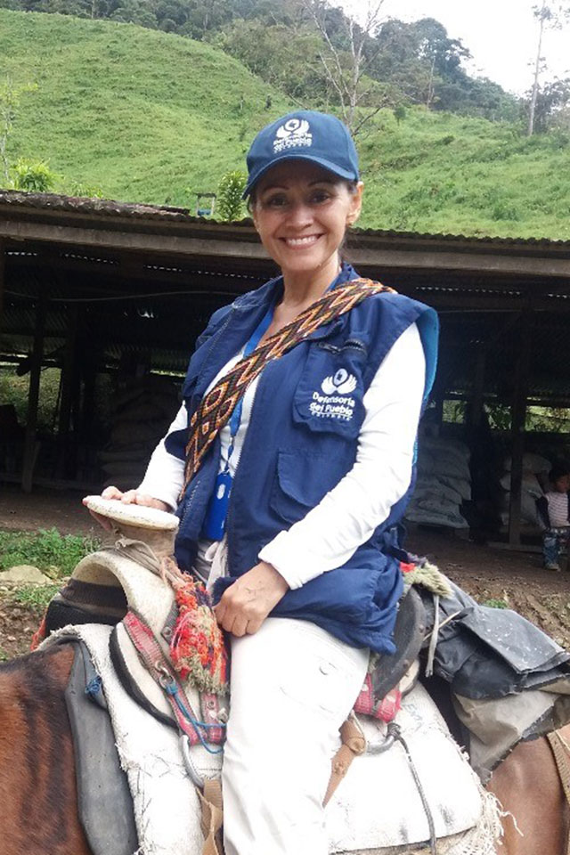 Psychologist María Adelaida Suárez during a visit to a woman she serves in the gender pairs initiative. Photo: Ombudsman’s Office of Colombia