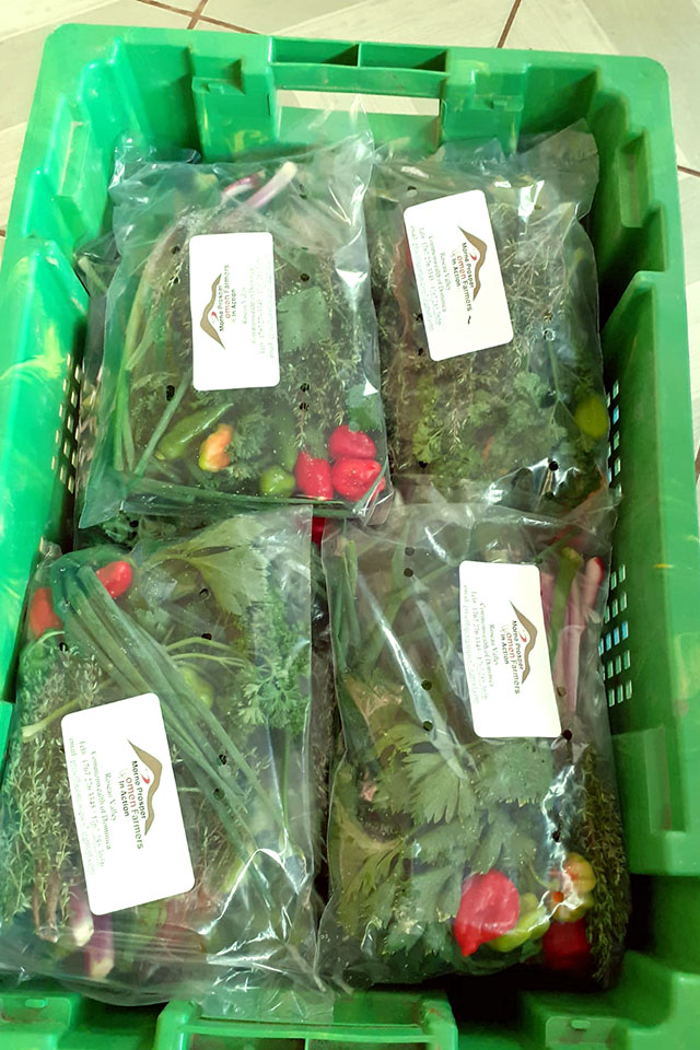 The group readies fresh food packages for sale through supermarkets or direct deliveries. Photo: UN Women/Dawn Francis