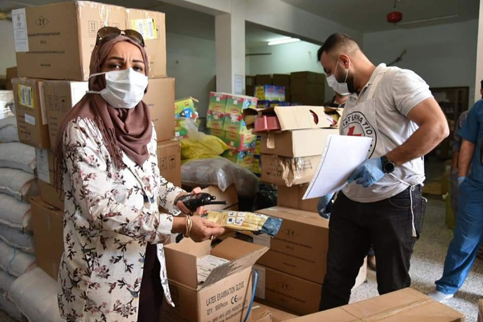 Wasan Al-Tamimi en una visita de control junto con su equipo en un emplazamiento de la gobernación de Al-Muthanna del sur de Irak. Fotografía cortesía de SAWA Organization for Human Rights.