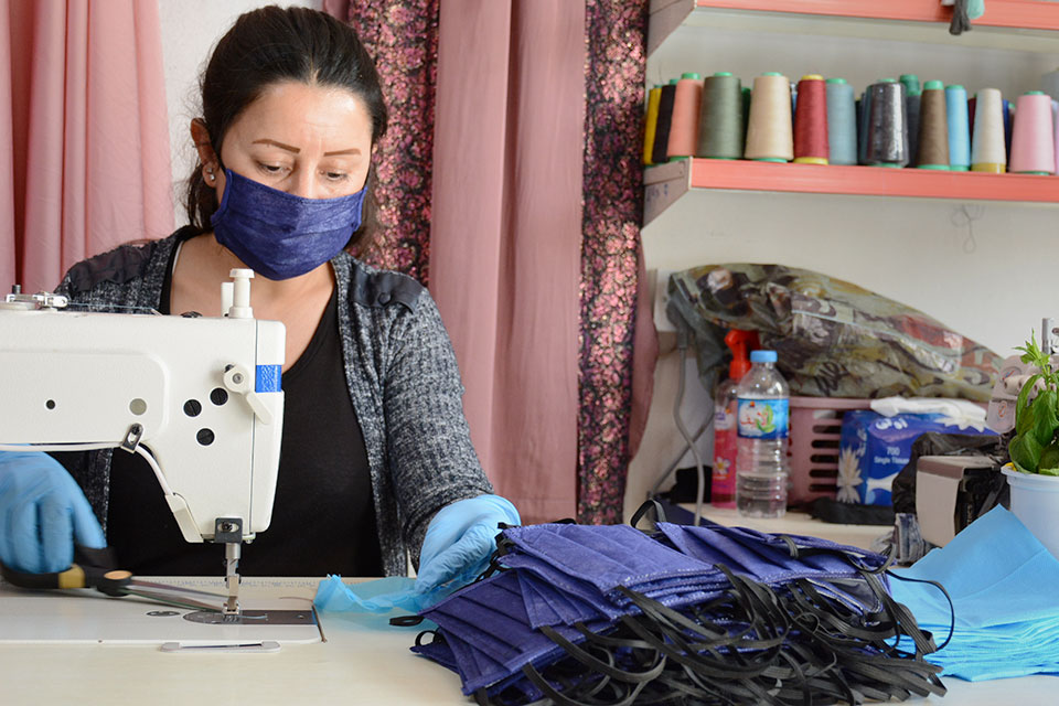 Fayza Elias Rashu cose mascarillas para distribuirlas entre la comunidad desplazada en el complejo de Sharya para personas desplazadas ubicado en la gobernación de Duhok, del noroeste de Irak. Fotografía: cortesía de Dak Organization for Ezidi Women Development.