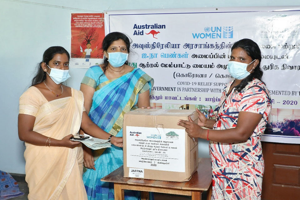 Emergency relief packs were distributed to female-headed households in the Districts of Jaffna and Kilinochchi in Sri Lanka.   Photo courtesy of Viluthu 