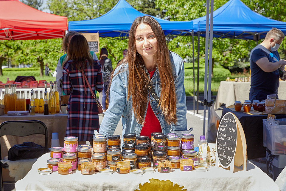 Nadejda Hadjivu, founder of ‘Moft Dulce’, with the peanut butter and healthy chocolate she produces. Photo: UN Women/Aurel Obreja