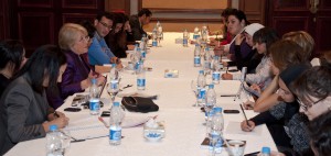 La Directrice exécutive d'ONU Femmes, Mme Bachelet, lors d'une table ronde avec les militants et la société civile au Caire, discute du rôle des femmes pour ce qui est de tracer le chemin vers une transition démocratique. (Photo: ONU Femmes) La Directrice exécutive d'ONU Femmes, Mme Bachelet, lors d'une table ronde avec les militants et la société civile au Caire, discute du rôle des femmes pour ce qui est de tracer le chemin vers une transition démocratique. (Photo: ONU Femmes)