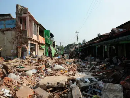 Myanmar, Pyinmana, Naypyidaw, 31 March 2025: Earthquake survivors comb through ruins of their houses in Pyinmana in the aftermath of devastating earthquake in Myanmar. Photo: WFP/Diego Fernandez
