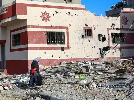 During a temporary ceasefire between Israel and Palestine in November 2023, Palestinian citizens return to their homes in the town of Khuza’a, inspecting homes that were destroyed by Israeli bombing in Gaza. Photo: UN Women/Samar Abu Elouf
