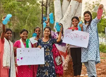 La championne de la santé et de l’hygiène menstruelles, Payal Patel (photo de droite), est surnommée « Pad girl » (« fille-serviette hygiénique » d’Odisha. Elle a développé un ensemble de produits menstruels abordables et durables pour les femmes. Elle a également dirigé la campagne « Chuppi Todi » pour aider à sensibiliser le public, briser les tabous et encourager les discussions ouvertes et franches concernant la santé menstruelle. 