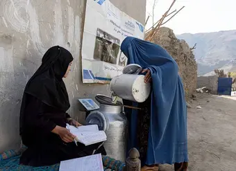 Point de collecte de lait dans un village, soutenu par ONU Femmes, où les femmes peuvent vendre leur lait localement. District de Dara-i-Noor, province de Jalalabad, Afghanistan. 2025. Photo : ONU Femmes/Sayed Habib Bidell