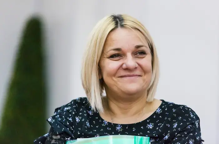 Tras verse obligada a desplazarse en dos ocasiones dentro de Ucrania, Anastasia Perepylytsia está aprovechando su experiencia para ayudar a otras personas que viven situaciones similares. Fotografía: ONU Mujeres /Anna Korbut