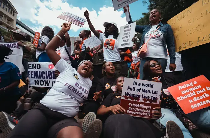 Mujeres participan en una protesta contra el feminicidio en Kenia en enero de 2024. Al menos 500 mujeres y niñas han sido asesinadas en Kenia desde 2016, a pesar de los esfuerzos del país por prevenir la violencia de género. Foto: William Kane Olwit