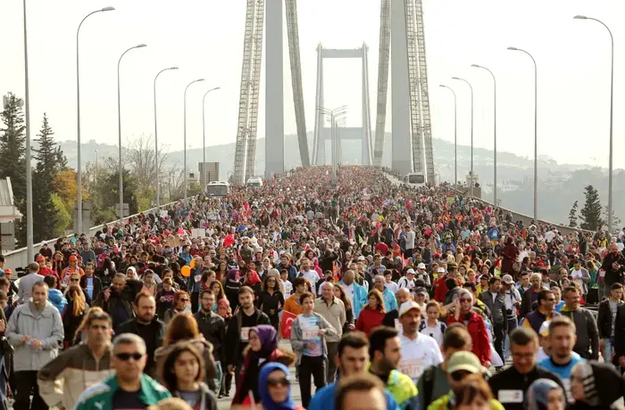 Thousands of marathon participants cross a bridge