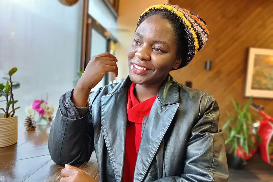 Esther Mwema, una joven de 28 años de Zambia, es experta en desigualdades digitales y fundadora de Digital Grassroots.