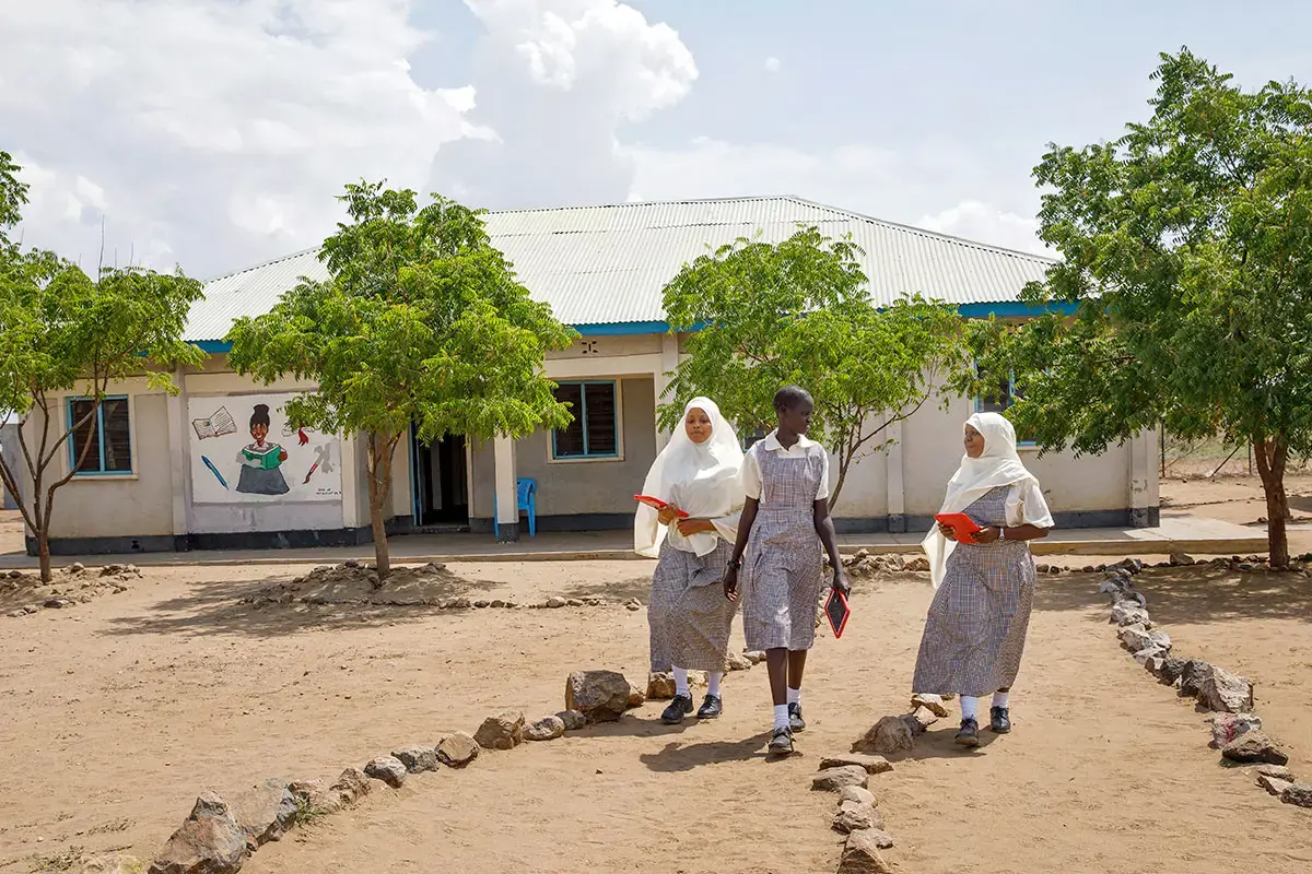Des élèves dans la cour de l’école primaire Angelina Jolie dans le camp de réfugiés de Kakuma, au Kenya. Photo : ONU Femmes/Ryan Brown