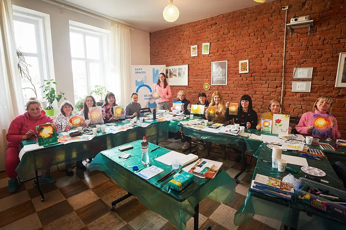 Women share their creative pieces during an art therapy session provided under the Ukraine Safe Spaces for Women pilot project. Photo: NGO D.O.M.48.24/Ivano-Frankivsk 