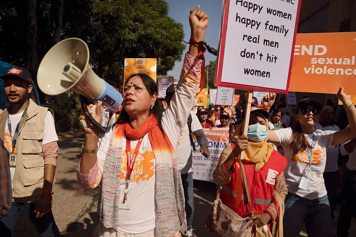 Des manifestants à Cox’s Bazar, au Bangladesh, portent des pancartes protestant contre la violence sexuelle et basée sur le genre lors des « 16 jours d’activisme contre la violence basée sur le genre » en novembre 2022. ONU Femmes/Sultan Mahmud Mukut