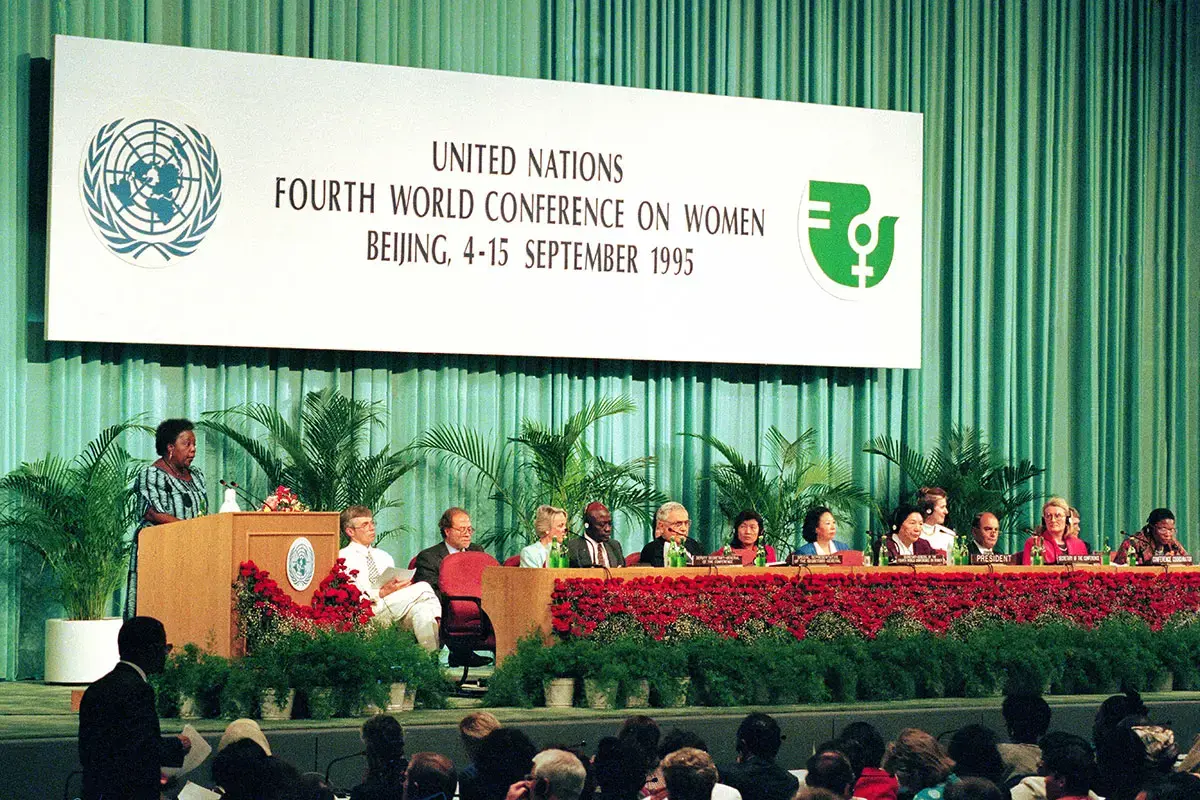 Gertrude Mongella (à gauche, debout sur l’estrade), Secrétaire générale de la Conférence, prend la parole lors de la session du 4 septembre 1995.  Photo : Photo ONU/Milton Grant