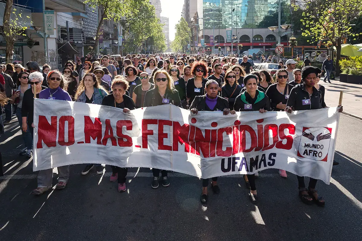 Novembre 2017, à Montevideo en Uruguay, deux manifestations simultanées empruntant l’« Avenida 18 de Julio », organisées par un collectif de la société civile, Mujeres de Negro, et les femmes féministes de l’EFLAC (Encuentro Feminista Latinoamericano y del Caribe), ont rassemblé plus de six mille personnes pour se mobiliser contre les féminicides. 