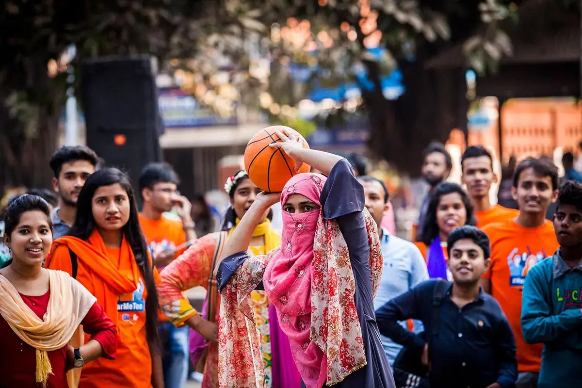Une compétition sportive avec des étudiants universitaires de Dhaka au Bangladesh lors des 16 Jours d’activisme en 2018 sensibilise le public aux programmes et aux activités conçus pour améliorer la sécurité et prévenir le harcèlement sexuel sur le campus. Photo : ONU Femmes/Fahad Kaizer