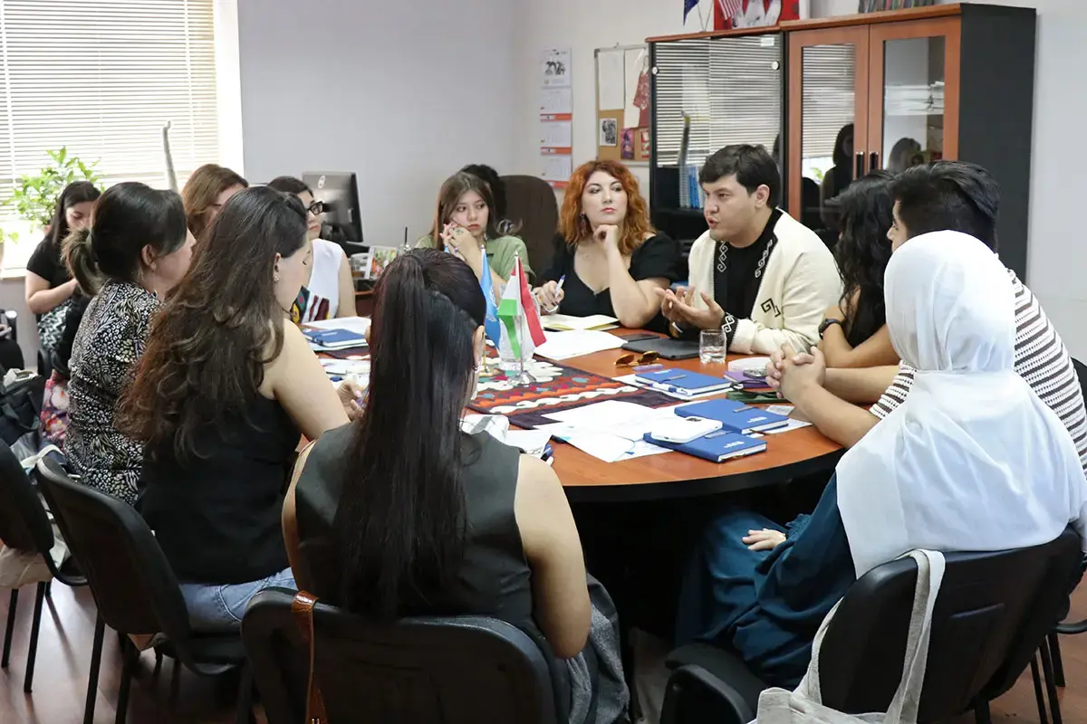 Aitbek Amangeldi meets with influencers in Dushanbe, Tajikistan. 2024. Photo: UN Women/Davroni Davronzoda