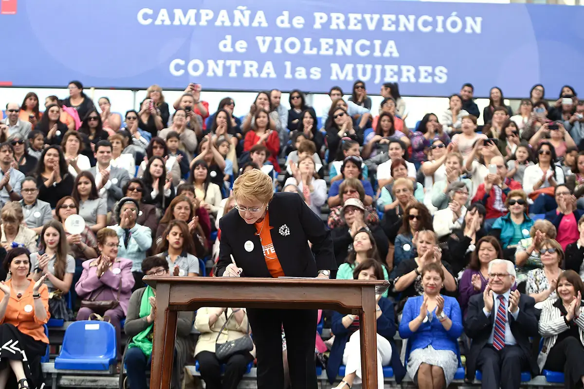 En 2016, la presidenta de Chile, Michelle Bachelet, firma un proyecto de política para el derecho de las mujeres a vivir sin violencia. Foto: Presidencia de Chile