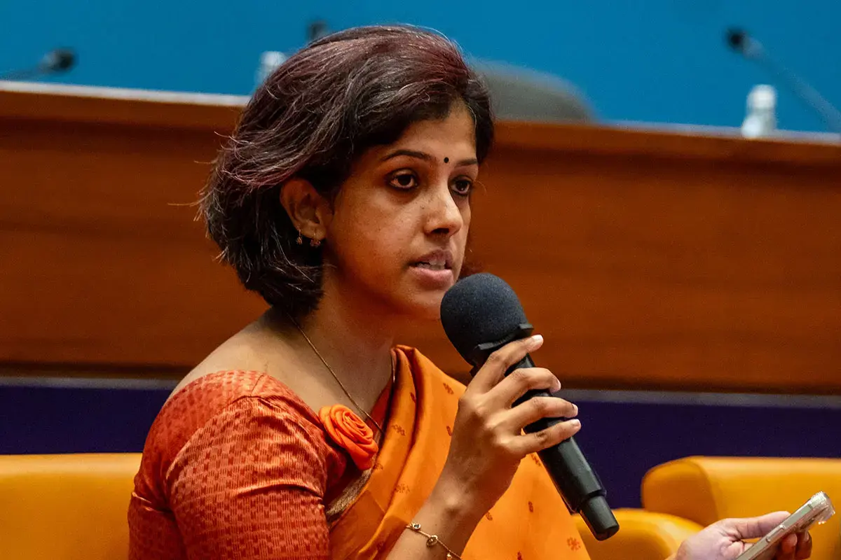 Pritha Chatterjee de Breakthrough (Inde) prend la parole lors d’une table ronde organisée dans le cadre du bilan dressé à l’occasion du 30e anniversaire du Programme d’action de Beijing, à Bangkok (Thaïlande). Photo : ONU Femmes/Ploy Phutpheng
