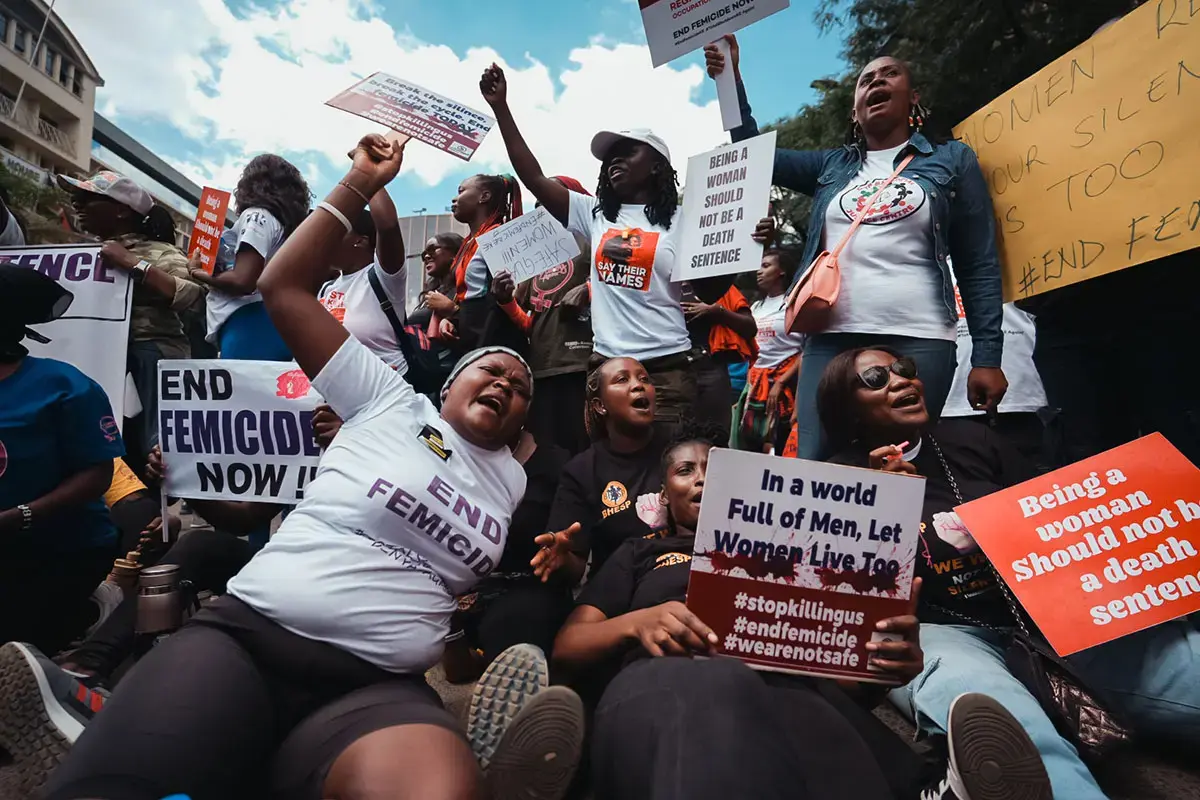 Mujeres participan en una protesta contra el feminicidio en Kenia en enero de 2024. Al menos 500 mujeres y niñas han sido asesinadas en Kenia desde 2016, a pesar de los esfuerzos del país por prevenir la violencia de género. Foto: William Kane Olwit